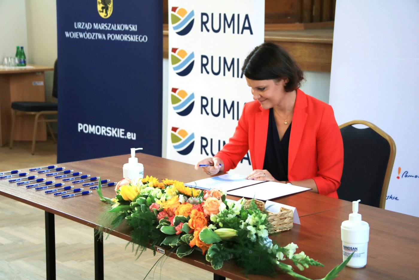 Wiceprezydent Gdyni ds. gospodarki, Katarzyna Gruszecka-Spychała podpisuje deklarację, na mocy której Gdynia będzie członkiem Pomorskiej Platformy Rozwoju Morskiej Energetyki Wiatrowej na Bałtyku, fot. Urząd Marszałkowski Województwa Pomorskiego
