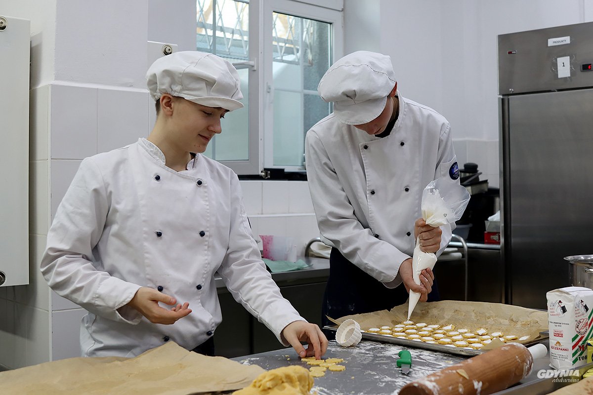 Zdjęcie archiwalne, przygotowanie do egzaminu praktycznego w Zespole Szkół Hotelarsko-Gastronomicznych w Gdyni (fot. Katarzyna Balcerzak)