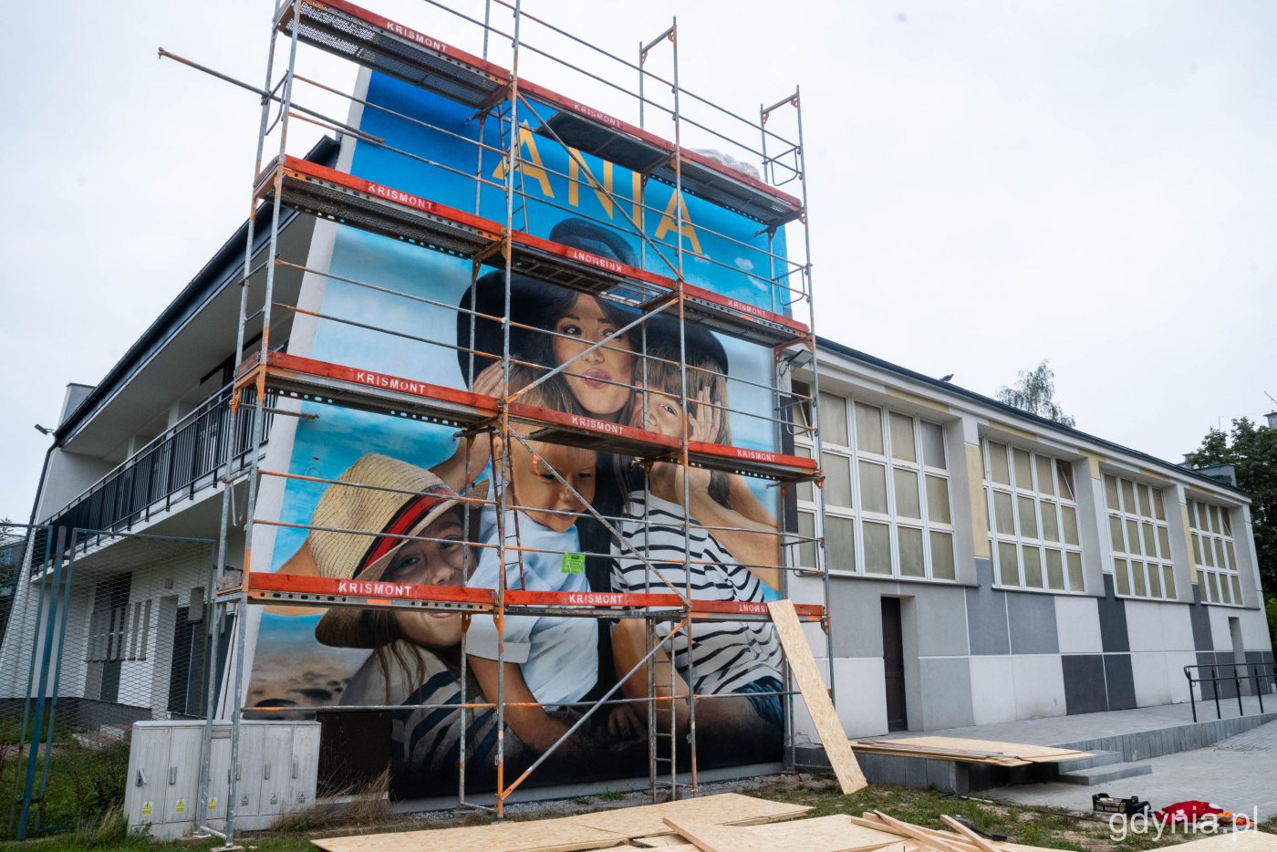Świeżo namalowany mural z Anią Przybylską z dziećmi na IX LO w Gdyni. Fot. Paweł Kukla