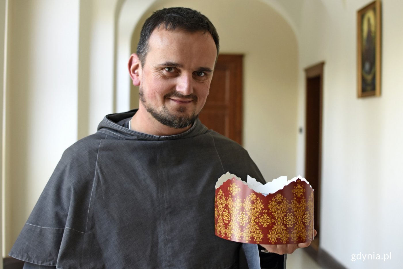 br. Robert Kozielski prezentuje jedną z gdyńskich koron/fot. Jan Ziarnicki
