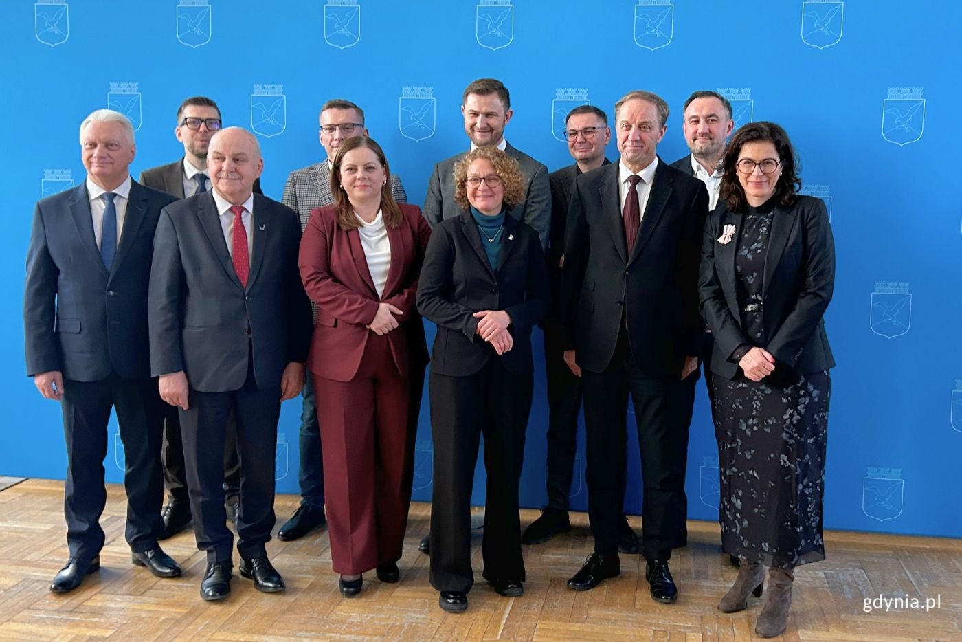 Na zdjęciu (od lewej) m.in.: wójt Sierakowic Mirosław Kuczkowski, prezes OMGGS Michał Glaser, burmistrz Nowego Stawu Jerzy Szałach, prezydent Gdyni Aleksandra Kosiorek, prezydent Sopotu Magdalena Czrzyńska-Jachim, wiceprezydent Gdańska Piotr Grzelak, marszałek województwa pomorskiego Mieczysław Struk, wiceprezydent Gdyni Tomasz Augustyniak, prezydent Gdańska Aleksandra Dulkiewicz (fot. Magdalena Starnawska)
