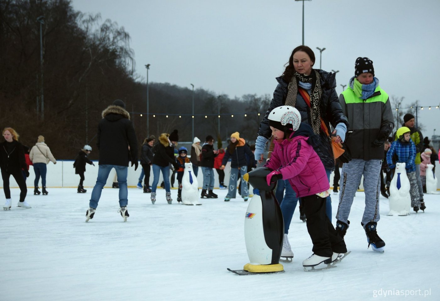 Dzieci jeżdżące na łyżwach na gdyńskim lodowisku
