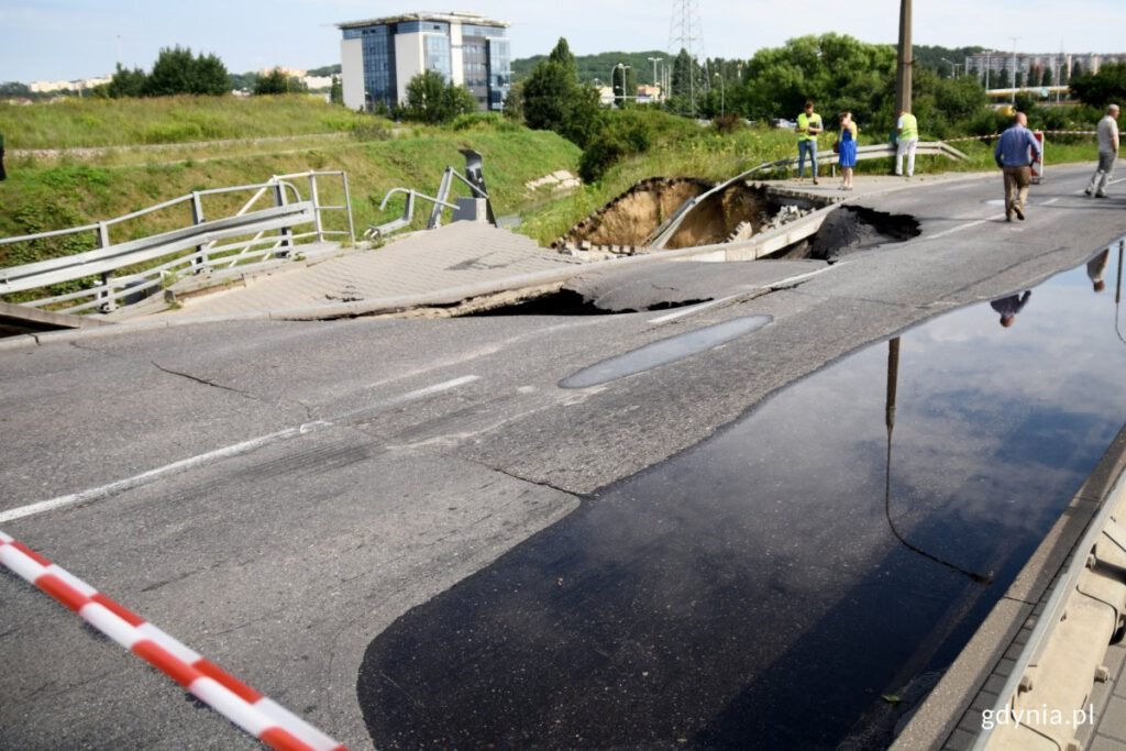 Osunięty fragment jezdni oraz chodnika na ul. J. Wiśniewskiego// fot. gdynia.pl