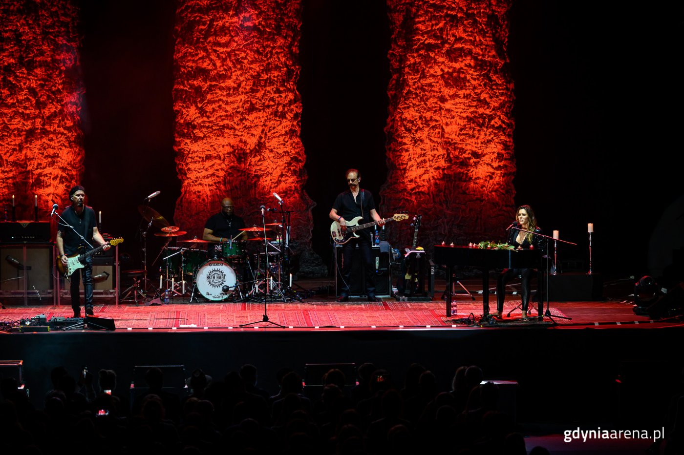 Beth Hart z zespołem zawładnęła publicznością zgromadzoną w Gdynia Arenie // fot. Dawid Linkowski