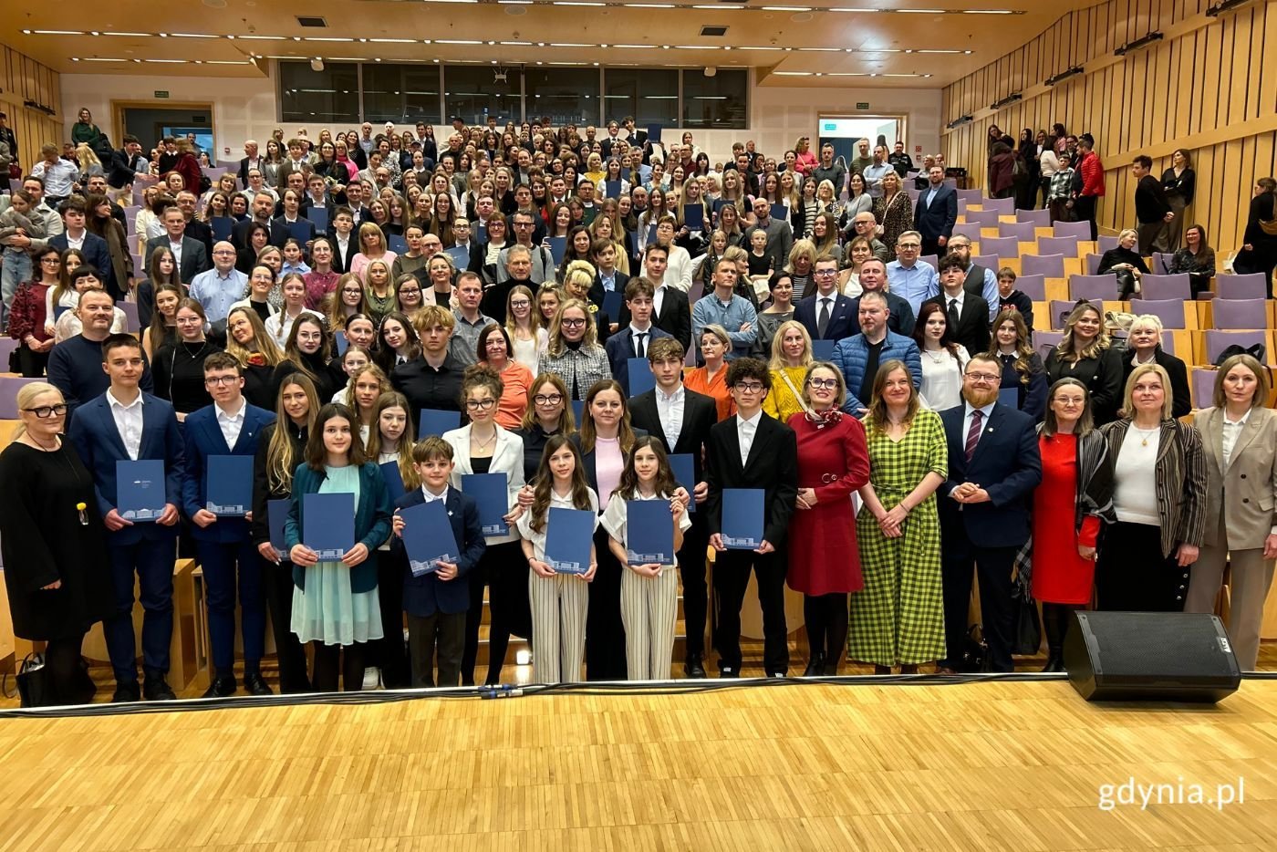 Na zdjęciu m.in.: prezydent Gdyni Aleksandra Kosiorek, wiceprezydentka Gdyni Oktawia Gorzeńska, naczelnik Wydziału Edukacji Iwona Tanewska, radna Agnieszka Tokarska, radna Beata Zastawna, radny Arkadiusz Dzierżyński, radna Natalia Kłopotek-Główczewska wraz ze stypendystkami i stypendystami (fot. Magdalena Starnawska / zdjęcie archiwalne)