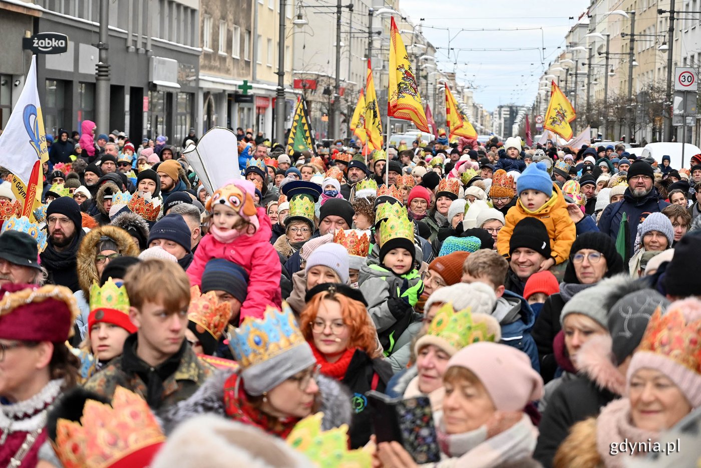 Uczestnicy gdyńskiego Orszaku Trzech Króli podczas przemarszu ul. Świętojańską // fot. Michał Puszczewicz