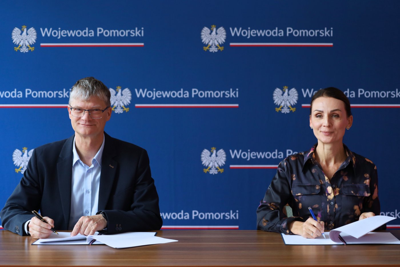 Podpisanie umowy na dofinansowanie budowy ul. Wiczlińskiej, od prawej: Beata Rutkiewicz, wojewoda pomorska oraz Rafał Geremek, wiceprezydent Gdyni (fot. Pomorski Urząd Wojewódzki)