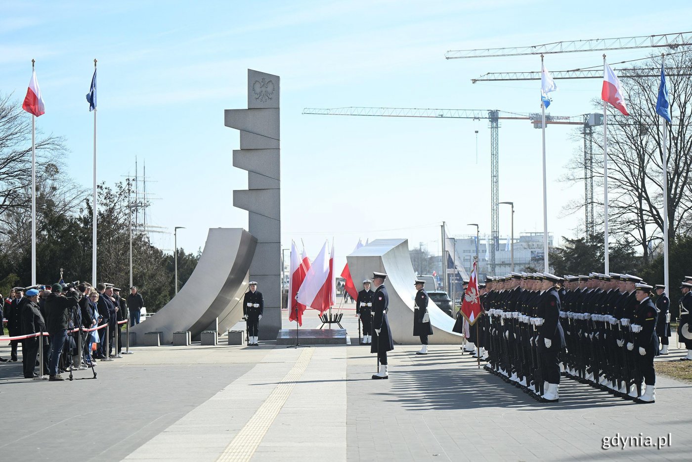Miejskie uroczystości związane z 81. rocznicą zakończenia walk o wyzwolenie Gdyni pod Pomnikiem Polski Morskiej (fot. Michał Puszczewicz)