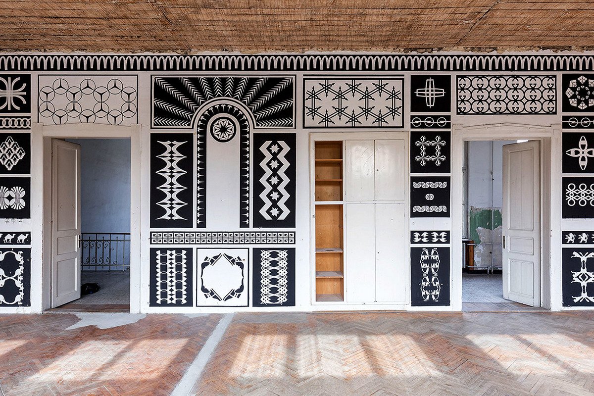 Zdjęcie z wystawy 12 Walls–Architecture and Contemporary Ornament, zapowiadajace Wernisaż wystawy Khatalog – MNPL. Źródło: Traffic Design
