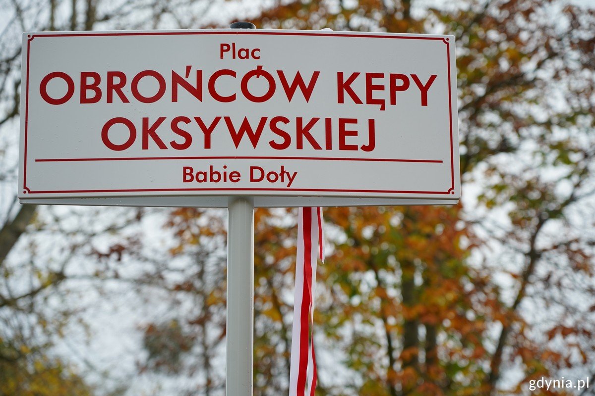 Plac pomiędzy ulicami Zieloną i 34. Pułku Lotnictwa Myśliwskiego nosi nazwę placu Obrońców Kępy Oksywskiej (fot. Magda Śliżewska)