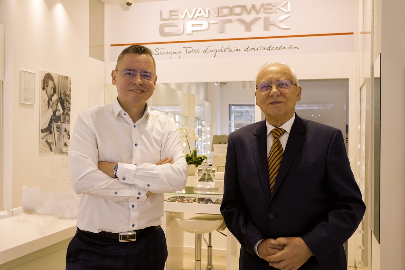 Andrzej i Aleksander Lewandowscy w rodzinnym zakładzie „Optyk Lewandowski” (fot. materiały Gdyńskiego Centrum Wspierania Przedsiębiorczości)