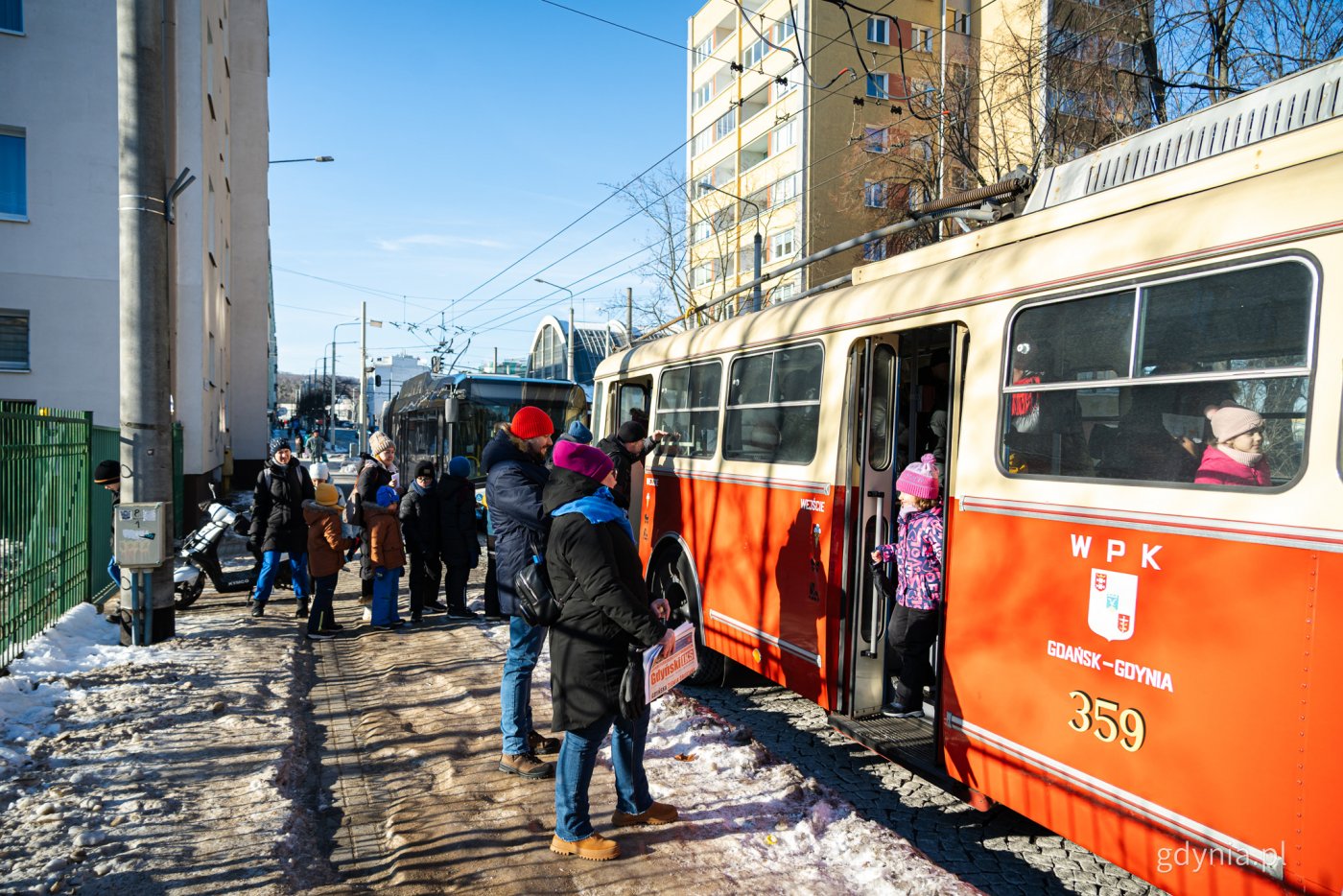 Uczestnicy gry miejskiej odkrywali tajemnice gdyńskiej historii w zabytkowych trolejbusach, które stanęły w czterech lokalizacjach (fot. Kamil Złoch)
