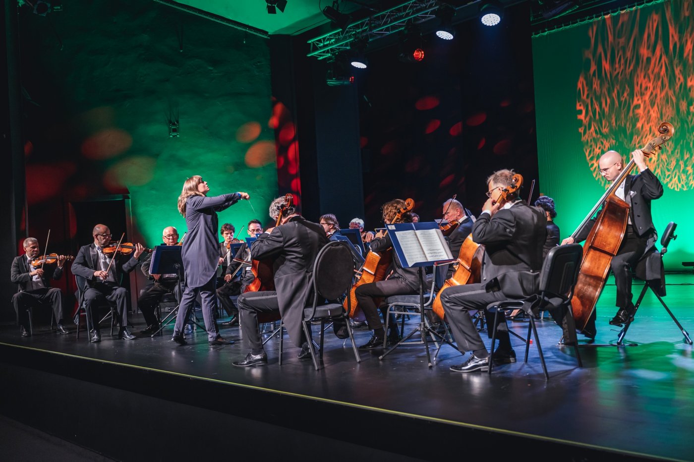 Inauguracyjny koncert festiwalu Gdynia Classica Nova Orkiestry Kameralnej Polskiego Radia Amadeus pod dyrekcją Anny Duczmal-Mróz w Teatrze Miejskim. Fot. Tomek Kamiński