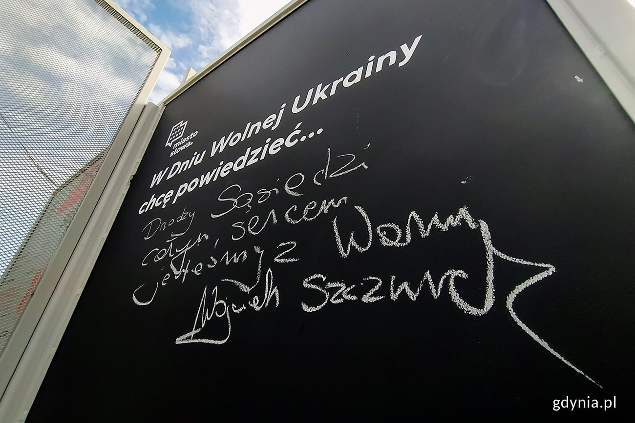 Wpis prezydenta Gdyni Wojciecha Szczurka na tablicy ustawionej na placu Wolnej Ukrainy z okazji ukraińskiego Dnia Niepodległości. Fot. Paweł Kukla