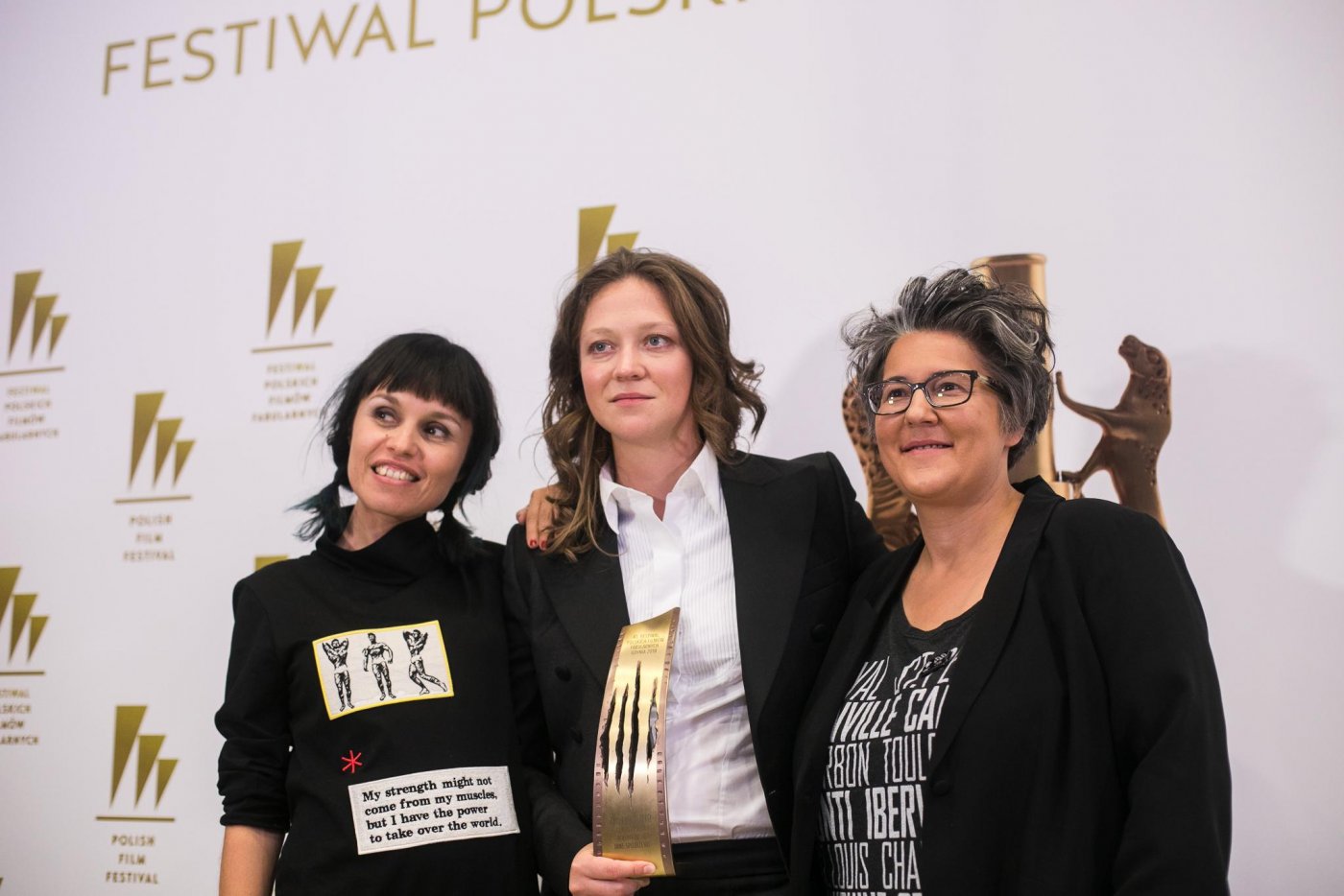 Olga Chajdas (w środku) sięgnęła po Złoty Pazur dla najlepszego filmu w konkursie Inne Spojrzenie na 43. FPFF w Gdyni w 2018 roku, fot. Karol Stańczak / archiwalne