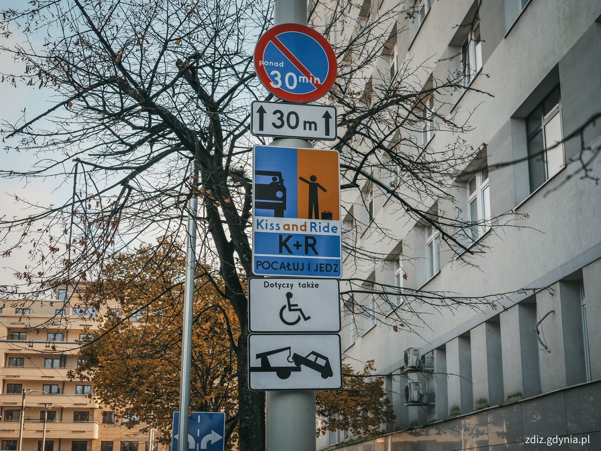 Strefa Kiss&Ride przy Szpitalu Miejskim to w sumie osiem miejsc (fot. Marcin Mielewski / ZDiZ Gdynia)