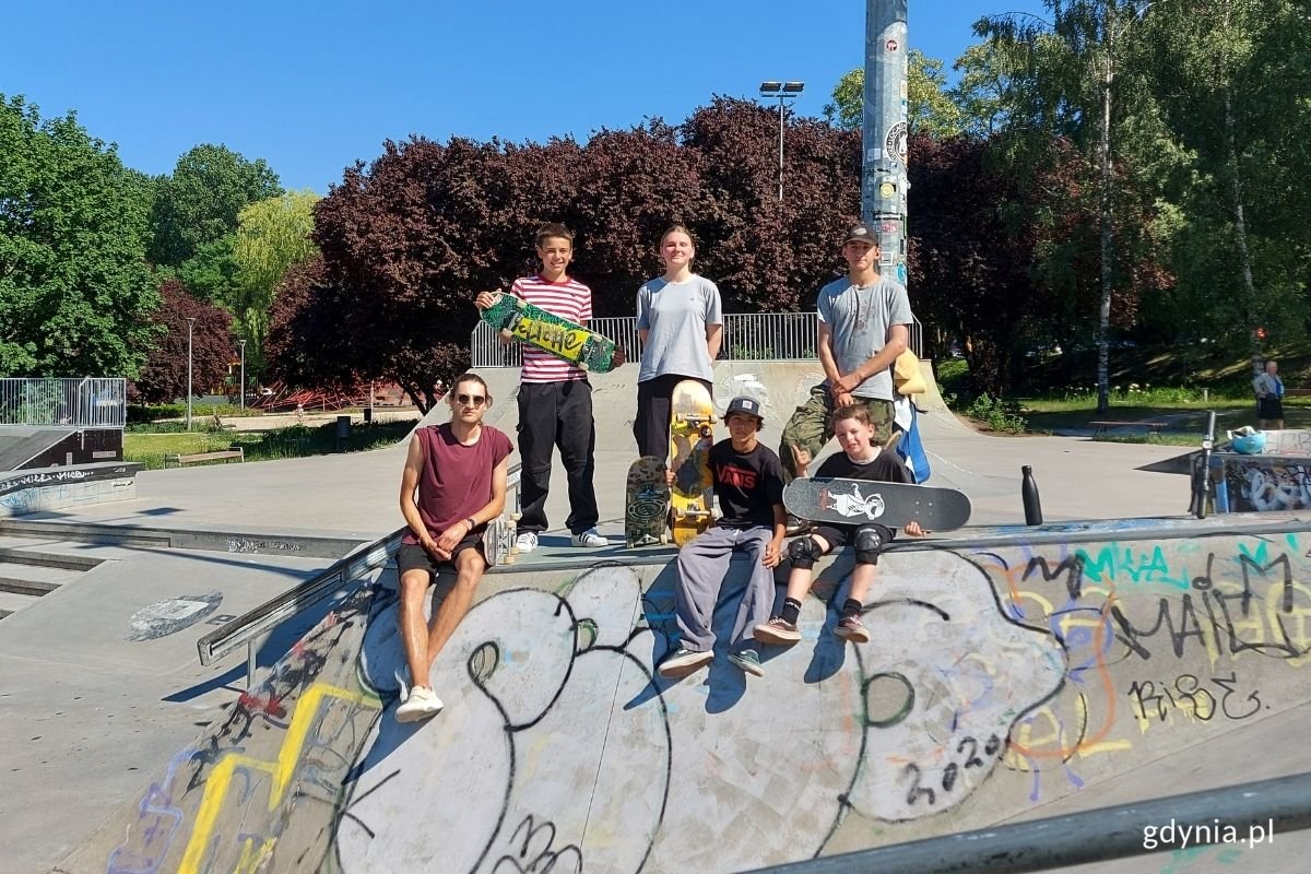 Na zdjęciu 6. skejtów siedzących na skateparku w Parku Centralnym w Gdyni. // fot. Weronika Rozbicka