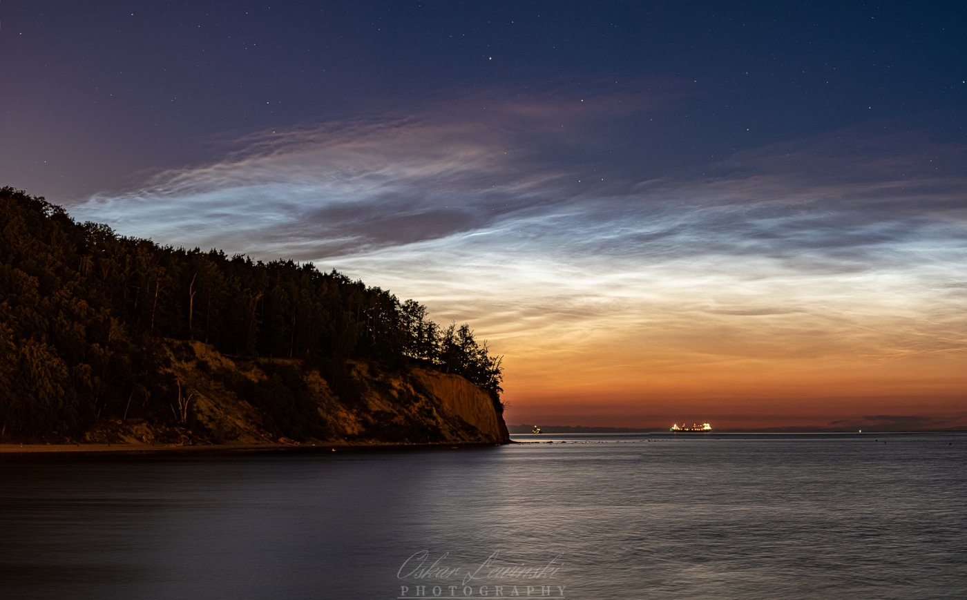 Nocna widokówka z letniej Gdyni - klif w Orłowie i widowisko obłoków srebrzystych // fot. Oskar Lewiński (Gdynia NOCĄ - fb.com/lewinskiphotography)
