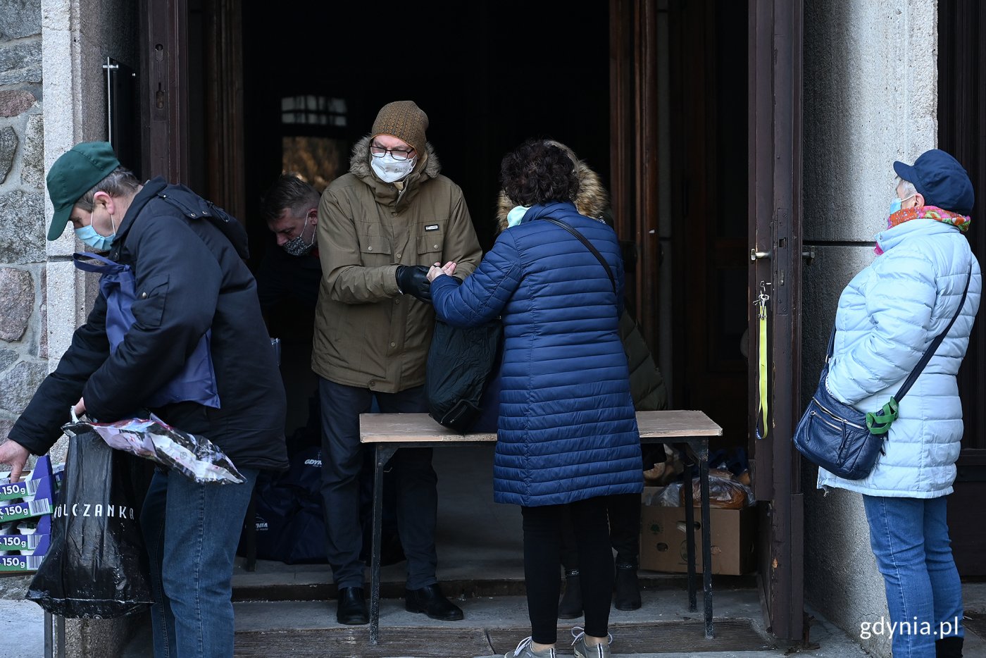 Osoby samotne i potrzebujące otrzymały paczki z tradycyjnymi wielkanocnymi produktami. Ok. 60 osób odebrało je w niedziele przy kościele oo. franciszkanów Nz. Michał Guć, wiceprezydent Gdyni ds, innowacji // fot. Michał Puszczewicz