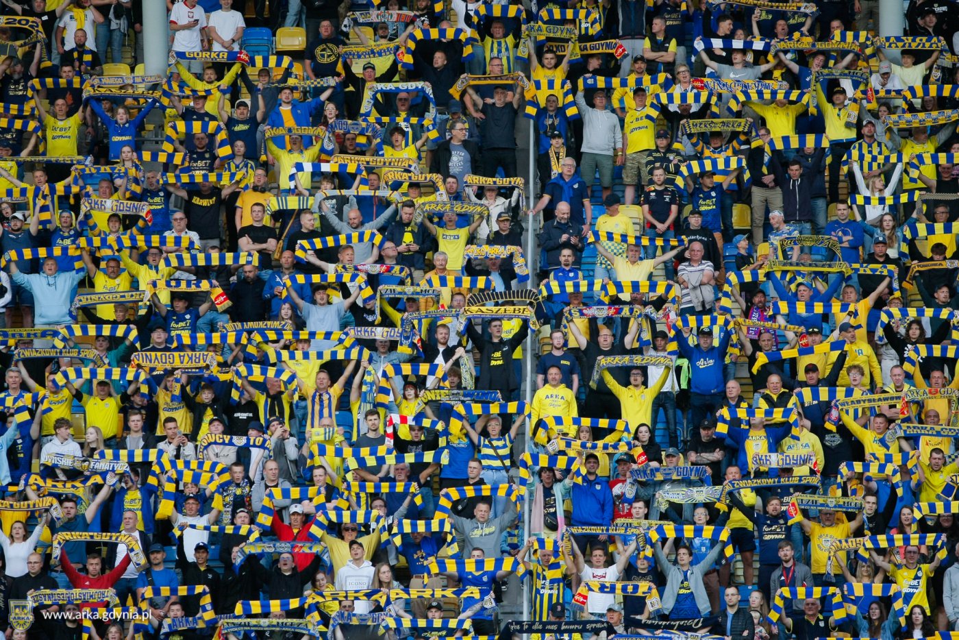 Żywiołowy doping nie opuszczał zawodników przez cały mecz (fot. arka.gdynia.pl)
