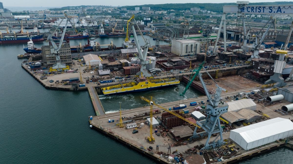 Nowoczesny, hybrydowy prom Altera wypłynął już z gdyńskiej stoczni Crist do zamawiającego - fińskiego FinFerries, fot. GospodarkaMorska.pl