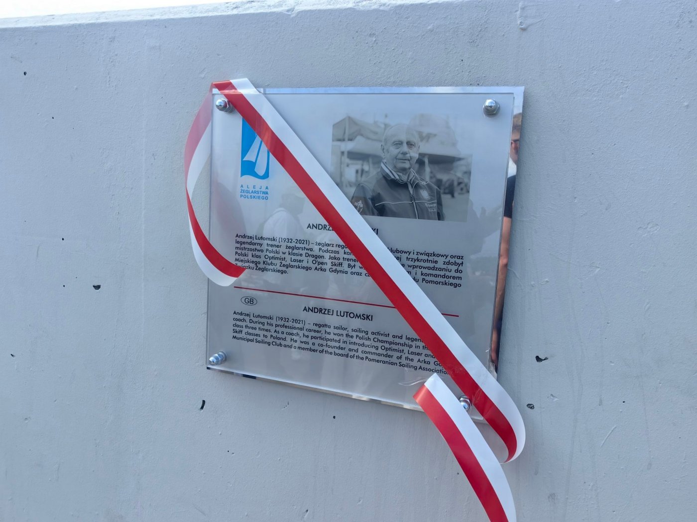 Tablica legendarnego trenera i wychowawcy wielu pokoleń żeglarzy, Andrzeja Lutomskiego, została odsłonięta w sobotę 24 czerwca o godz. 11:00 w Alei Żeglarstwa Polskiego w Gdyni. Fot. Michał Puszczewicz