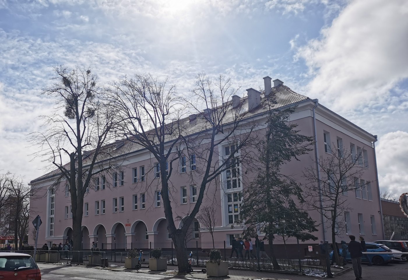 VI Liceum Ogólnokształcące w Gdyni obchodzi w tym roku jubileusz 50-lecia. Budynek szkoły, przy ul. Kopernika 34, został wybudowany w 1959 roku, od początku z przeznaczeniem na cele edukacyjne // fot. Zuzanna Kasprzyk