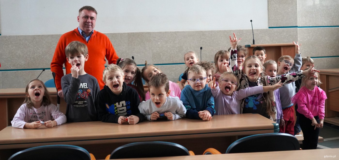 Radny Arkadiusz Dzierżyński i gdyńskie przedszkolaki (fot. Aneta Marczak)
