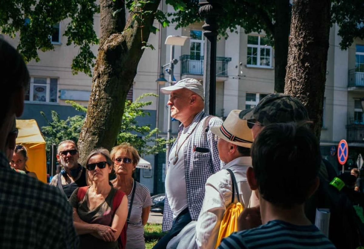 Jarosław Kaczmarczyk podczas jednego ze spacerów z cyklu „Wakacje z modernizmem” (fot. Aleksandra Czech)