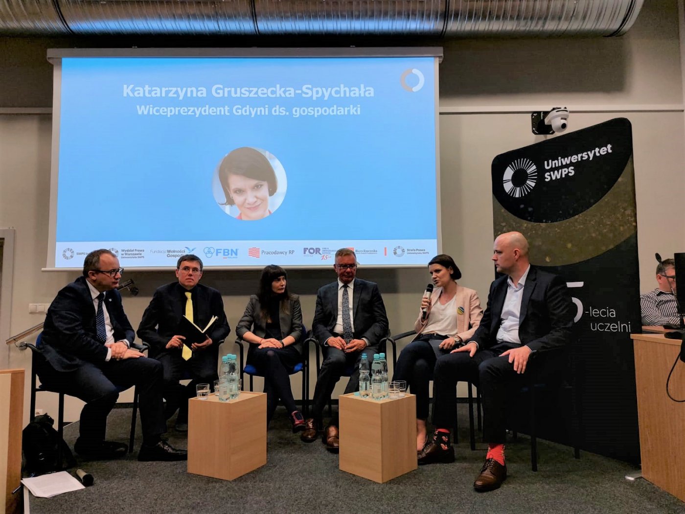 Katarzyna Gruszecka-Spychała, wiceprezydent Gdyni ds. gospodarki (druga od prawej, z mikrofonem) reprezentowała podczas debaty środowisko samorządowe, zwracając uwagę na bolączki miast i gmin, fot. Izabela Knyżewska / Uniwersytet SWPS