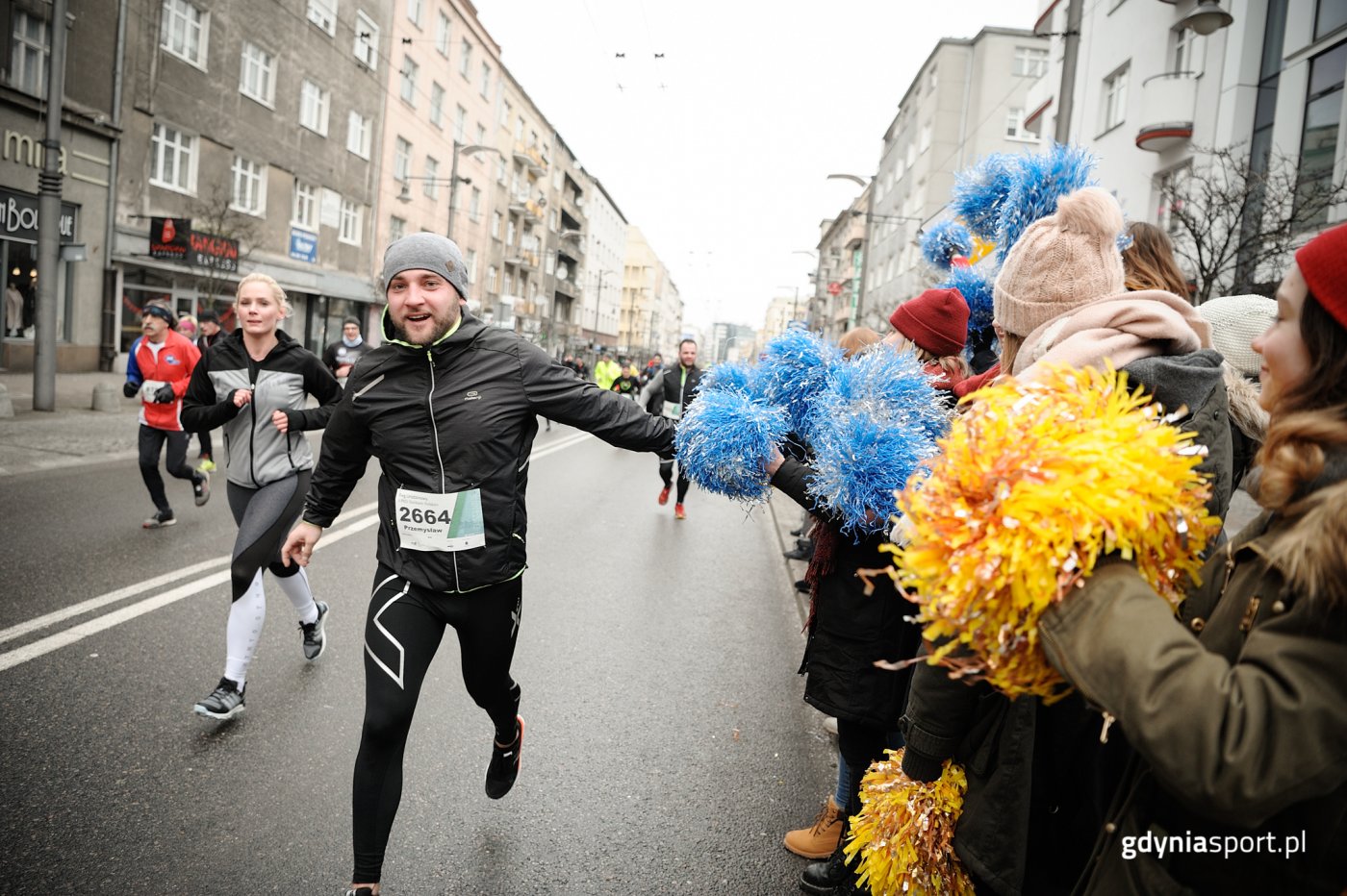 Uczestnicy Biegu Urodzinowego na szczególnie głośny i żywiołowy doping mogli liczyć na ulicy Świętojańskiej. / fot.gdyniasport.pl