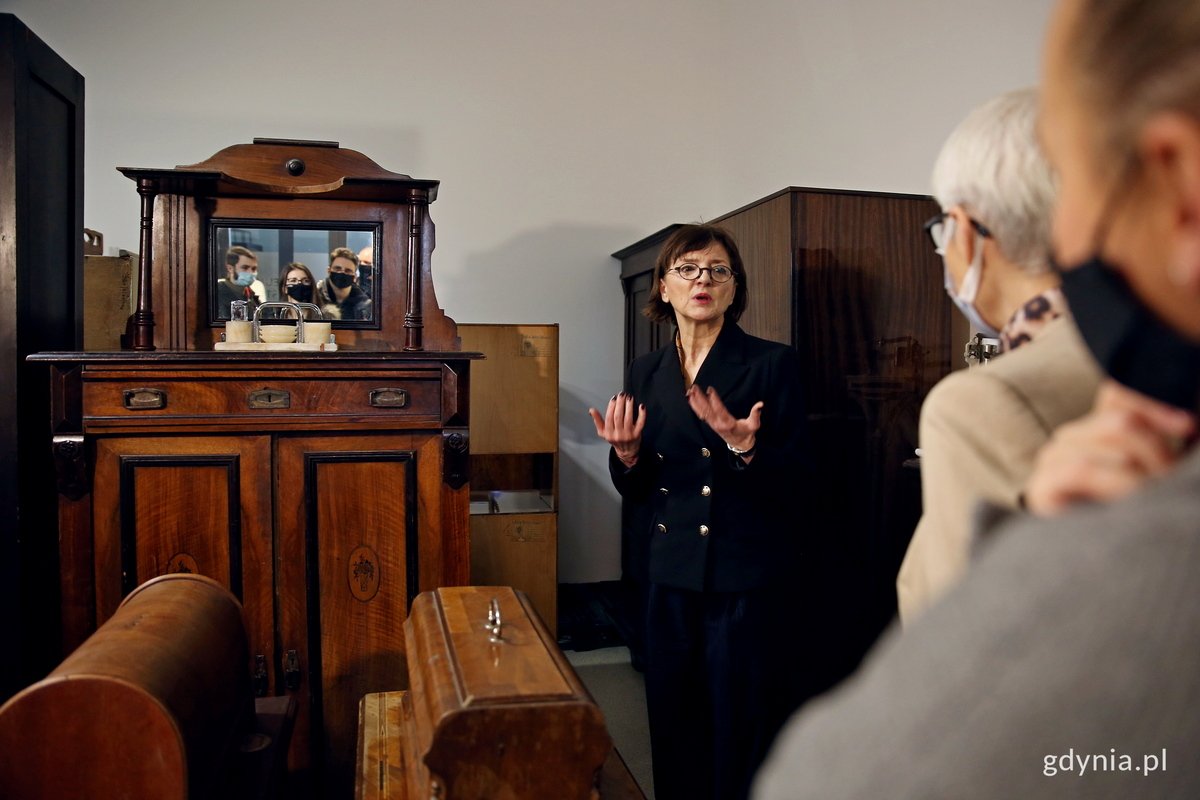 Dyrektorka Muzeum Miasta Gdyni Karin Moder oprowadza dziennikarzy podczas konferencji prasowej po nowych, podziemnych powierzchniach magazynowych, współdzielonych z Muzeum Marynarki Wojennej. Fot. Przemysław Kozłowski