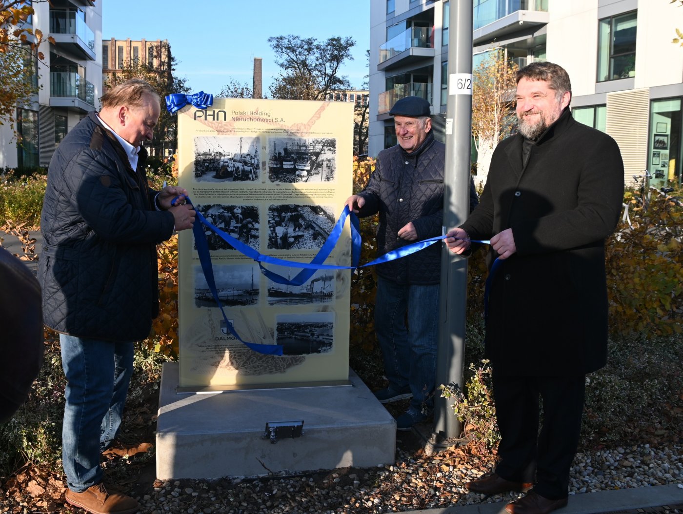 Odsłonięcie pamiątkowej tablicy na Molo Rybackim z udziałem przewodniczącego Rady Miasta Tadeusza Szemiota, inicjatora tablicy i byłego dyrektora Morskiego Instytutu Rybackiego Zbigniewa Karnickiego i prezesa Polskiego Holdingu Nieruchomości S.A. Wiesława Malickiego (fot. Dorota Patzer)
