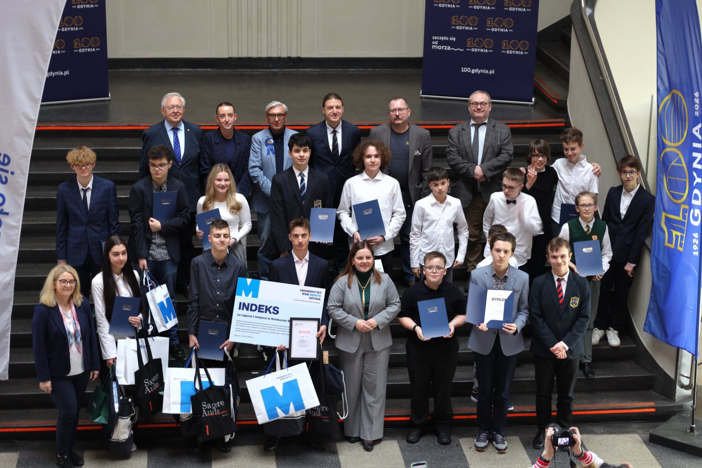 Finaliści i Komitet Naukowy Konkursu Wiedzy o Gdyni, który odbył się w Muzeum Emigracji (Fot. Dorota Patzer)