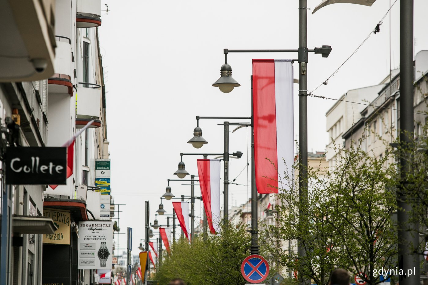 Ulica Świętojańska w biało-czerwonych barwach // fot. Karol Stańczak/archiwum