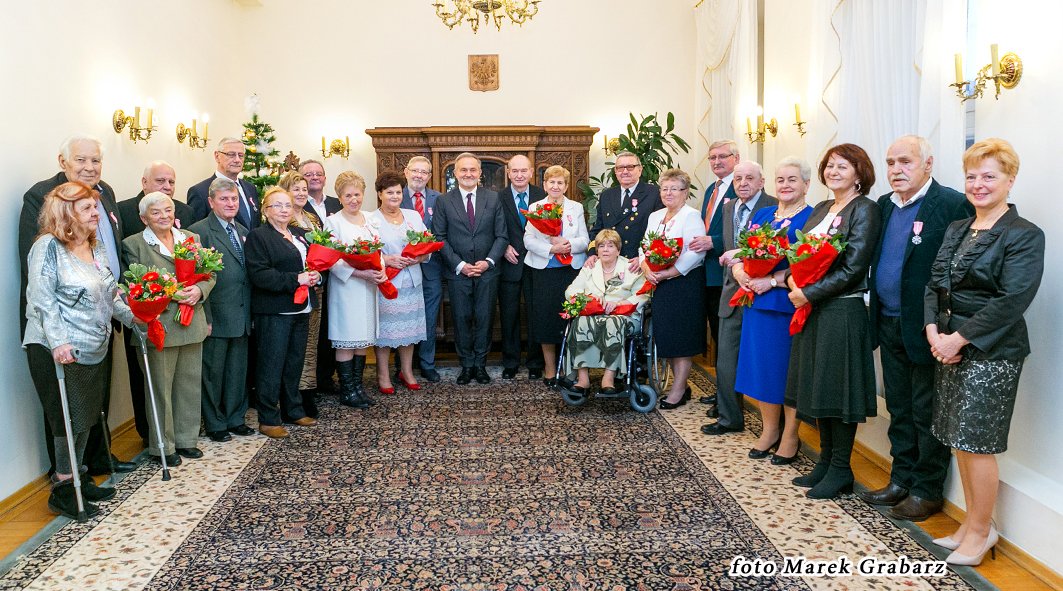 Pary odbierające Medale za Długoletnie Pożycie Małżeńskie z prezydentem Gdyni, Wojciechem Szczurkiem (w środku) w Urzędzie Stanu Cywilnego, fot. Marek Grabarz/USC