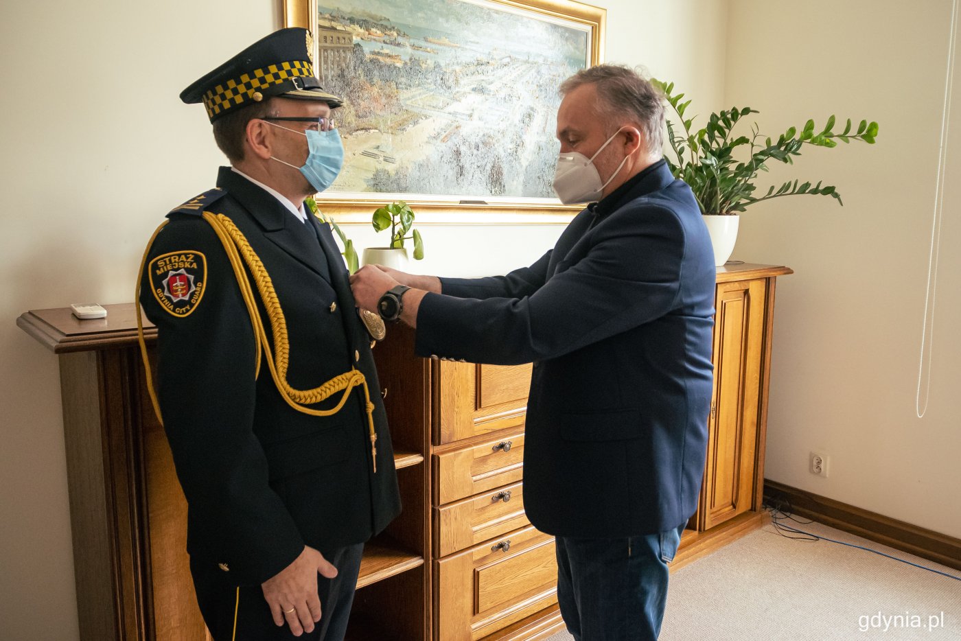 Nowy komendant Straży Miejskiej w Gdyni, Andrzej Bień (z lewej) otrzymał gratulacje z okazji objęcia stanowiska od prezydenta Gdyni, Wojciecha Szczurka (po prawej), fot. Kamil Złoch