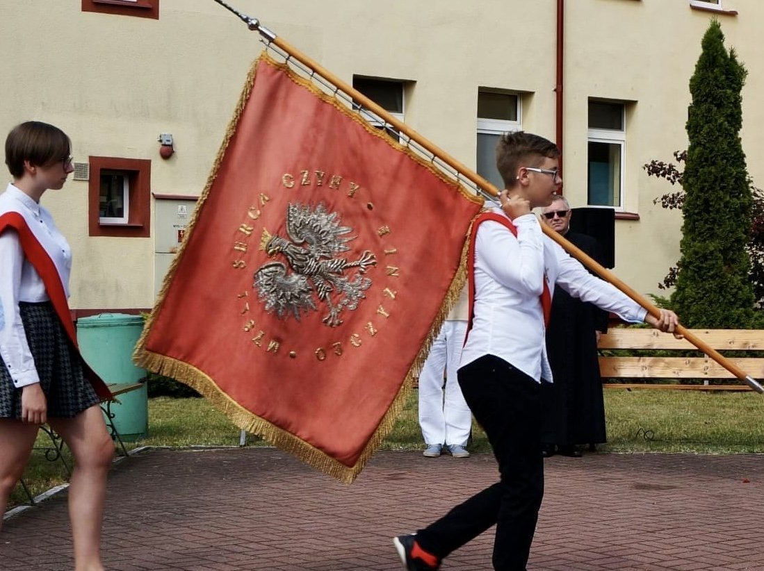 Sztandar SP nr 28 został ufundowany w 1976 roku przez pobliską jednostkę wojskową // fot. archiwum Rady Rodziców