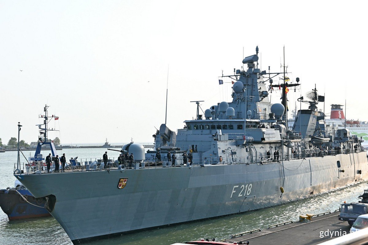 Niemiecka fregata FGS „Mecklenburg-Vorpommern” cumująca przy nabrzeżu Francuskim w gdyńskim porcie // fot. Magdalena Czernek