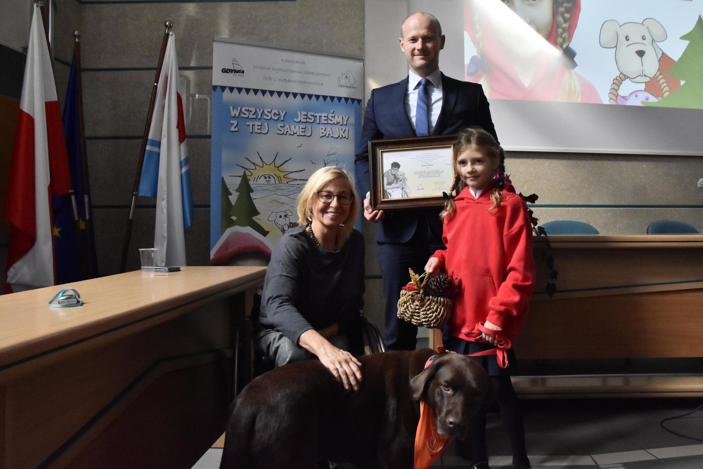 Bartosz Bartoszewicz, wiceprezydent Gdyni ds. jakości życia oraz Beata Wachowiak-Zwara, pełnomocnik prezydenta miasta Gdyni ds. osób z niepełnosprawnością z czerownym kapturkiem podczas inaguracji programu 