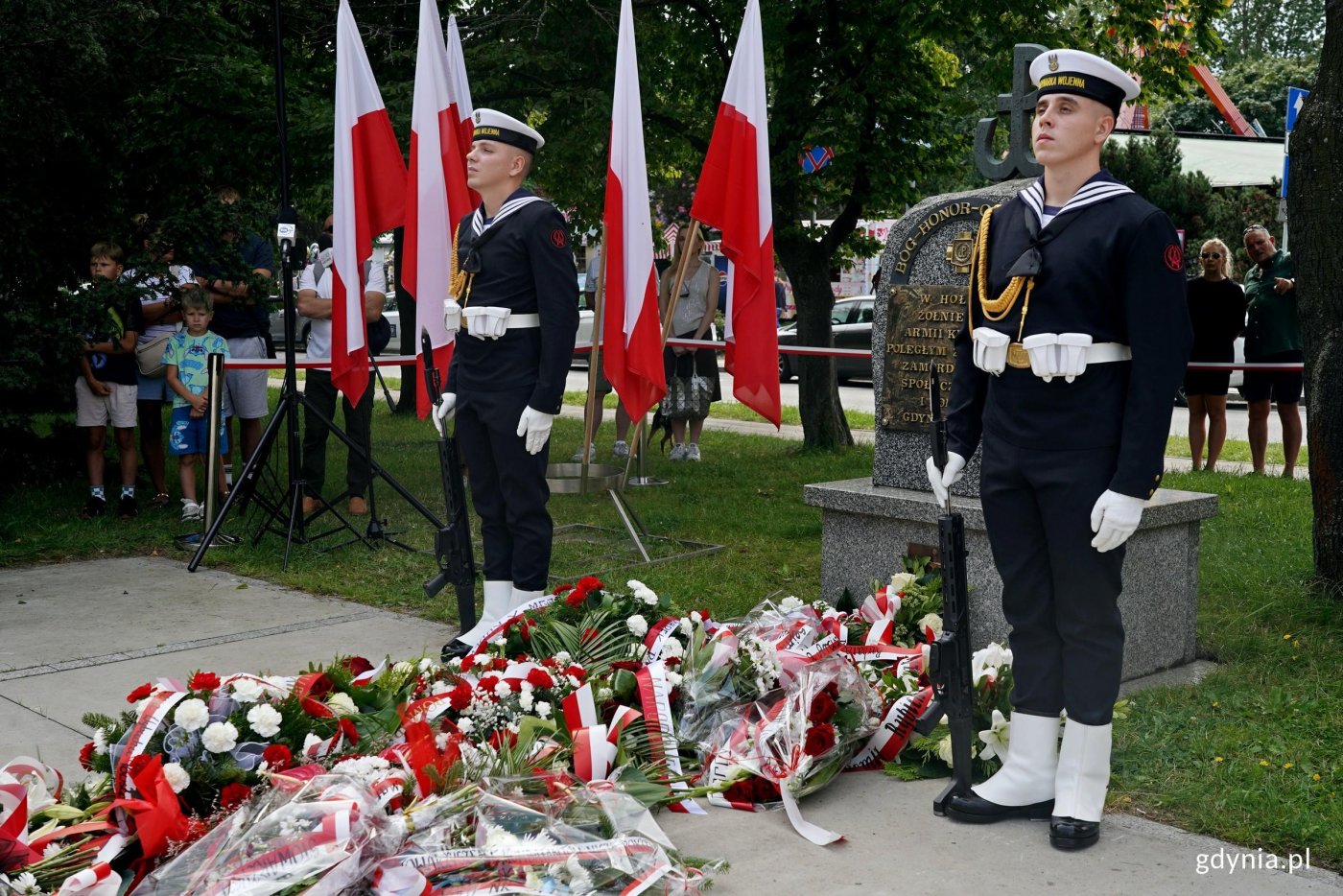 Posterunek honorowy przy Pomniku Armii Krajowej na Skwerze Kościuszki podczas uroczystości z okazji 82. rocznicy wybuchu powstania warszawskiego (fot. Magdalena Czernek)