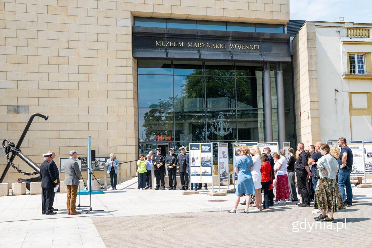 23 czerwca 2025 r. przed Muzeum Marynarki Wojennej w Gdyni otwarto plenerową wystawę „Okręty Polskiej Marynarki Wojennej w drodze do kraju po zakończeniu II wojny światowej”, przygotowaną wspólnie z Centralną Biblioteką Wojskową w ramach cyklu „Powrót do macierzy”, prezentującą na kilkunastu tablicach losy okrętów II RP. (fot. Michał Sałata)