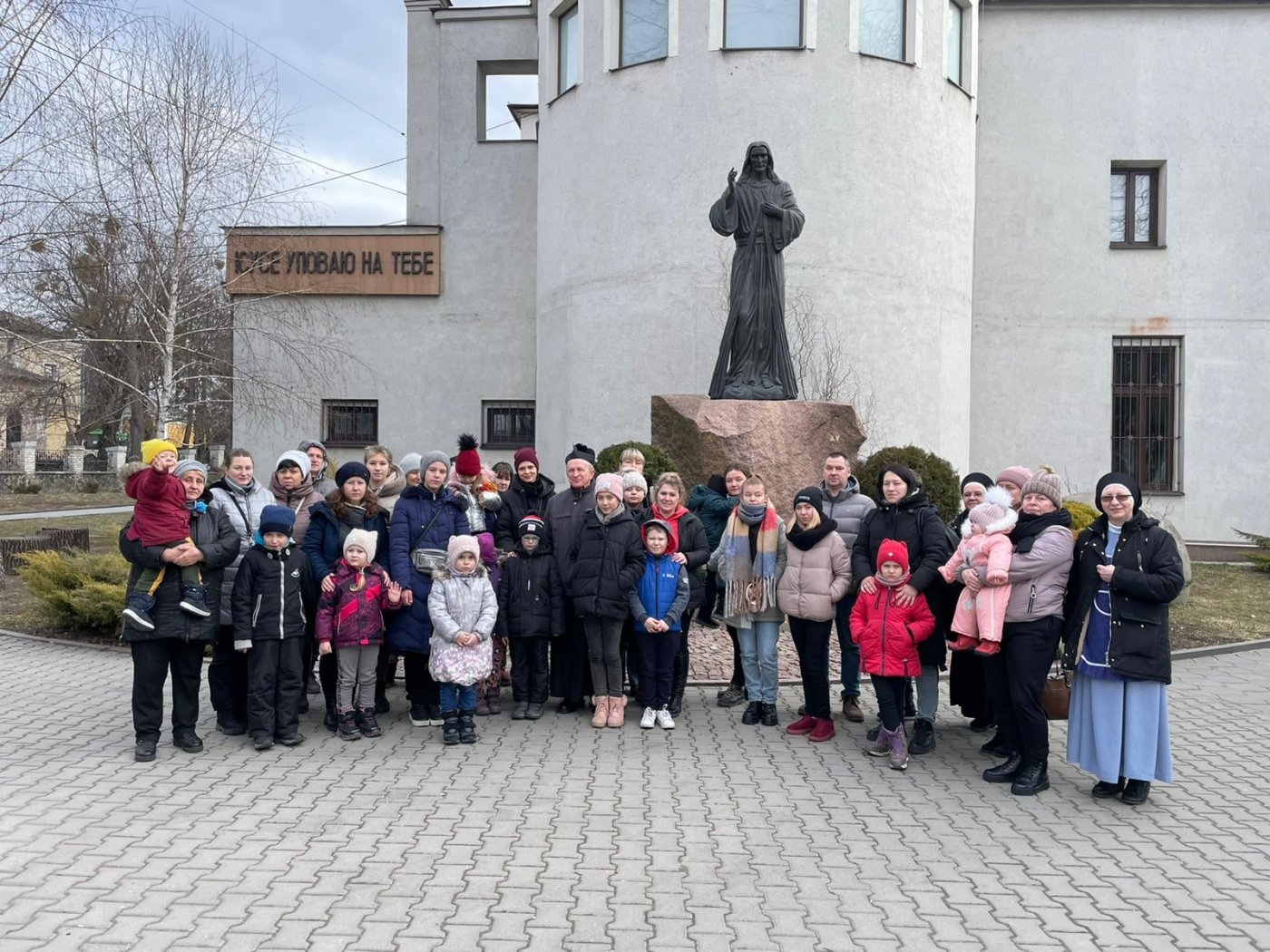 Grupa dzieci i mam z okolic Czernihowa ocalona przez Henryka Staszewskiego // fot. fundacja „Serce dzieciom”/FB