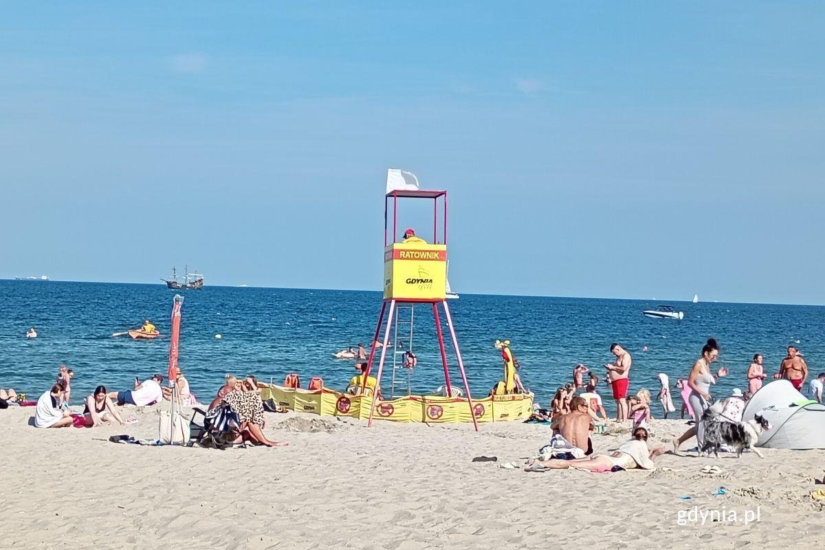 W Gdyni ratownicy na plażach pełnią dyżury codziennie od godz. 9:30 do 17:30 (fot. Waldemar Ulanowski)