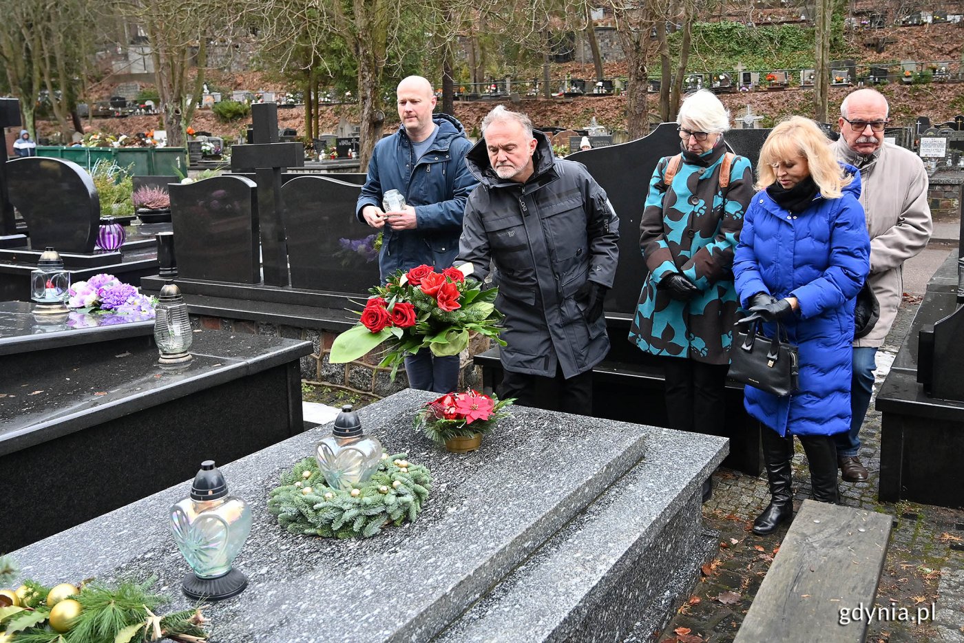 Druga rocznica śmierci Jerzego Zająca. W sobotę, 16 grudnia, kwiaty na jego grobie i znicz zapalili przedstawiciele gdyńskiego samorządu. Na zdj. od lewej: Bartosz Bartoszewicz, wiceprezydent Gdyni ds. jakości życia, prezydent Gdyni Wojciech Szczurek, przewodnicząca Rady Miasta Joanna Zielińska, Barbara Szczurek i Mariusz Zieliński. Fot. Michał Puszczewicz.