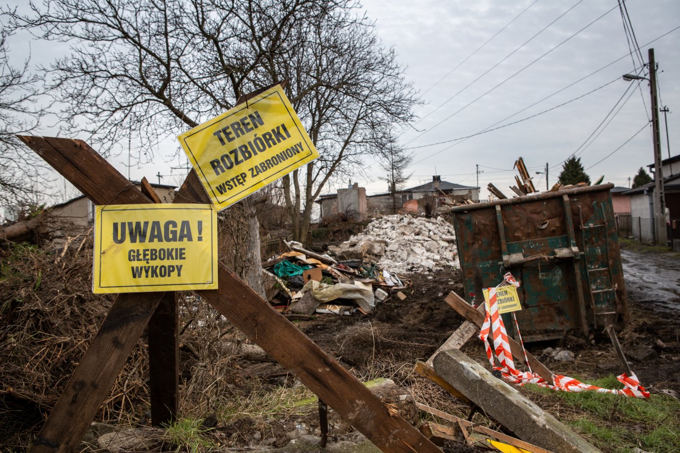 Na Wzgórzu Orlicz - Dreszera, w sąsiedztwie pozostałych tu zabudowań, pracuje ciężki sprzęt