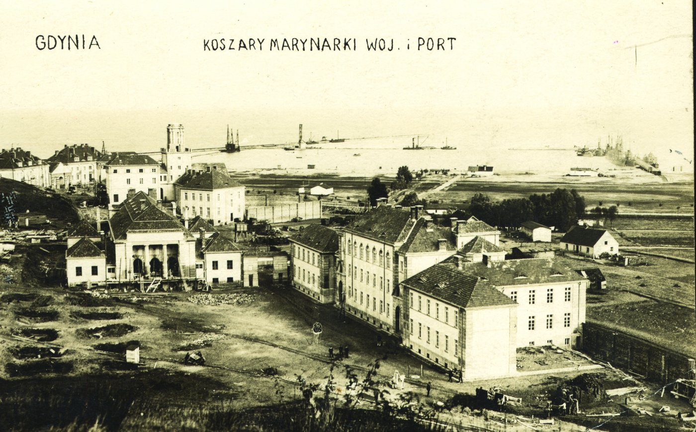 Na zdjęciu tegoroczna urodzinowa pocztówka (załączona do bieżącego wydania „Ratusza”). Przedstawia Koszary i Port wojenny na Oksywiu. Fotografia wykonana w 1926 roku przez Romana Morawskiego pochodzi ze zbiorów Muzeum Miasta Gdyni.