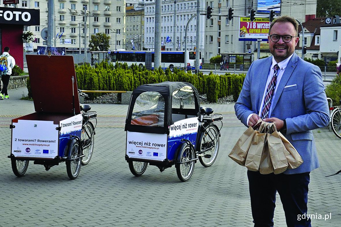 W ramach inauguracji Europejskiego Tygodnia Zrównoważonego Transportu wiceprezydent Marek Łucyk rozdawał śniadania gdynianiom korzystającym z komunikacji miejskiej/ fot. Paweł Kukla