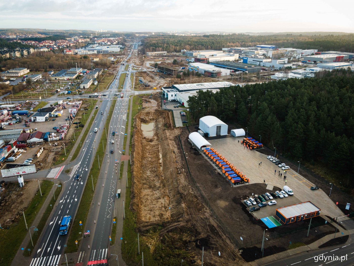 Po prawej: Baza techniczna Letniego i Zimowego Utrzymania Dróg  (LIZUD) przy ul. Starochwaszczyńskiej // fot. gdynia.pl