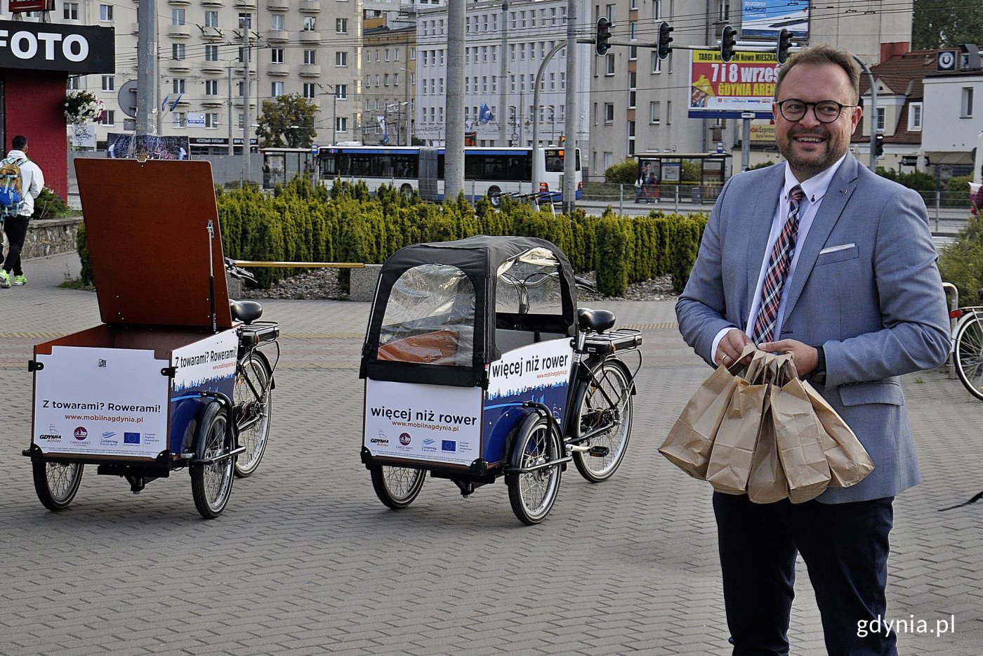 Wiceprezydent Gdyni Marek Łucyk rozdawał śniadania gdynianiom korzystającym z komunikacji miejskiej. To akcja w ramach Europejskiego Tygodnia Zrównoważonego Transportu // fot. Paweł Kukla